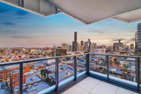 Stunning 3BR Apartment with Brisbane City Views